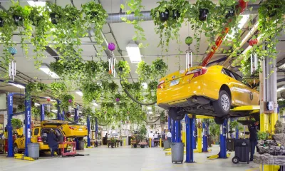 Зеленый дом для желтых автомобилей