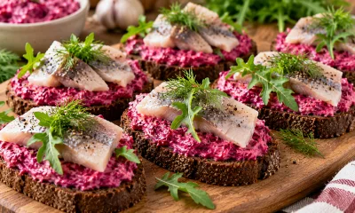 Селедка на свекольной подушке: беру чеснок и творожный сыр — и собираю яркую закуску