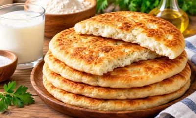 Смешала кефир с мукой — и лепешки сами «вздулись» на сковороде: никаких дрожжей и возни с тестом